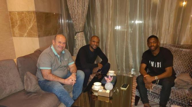 &Ograve;scar Grau y Eric Abidal, con Ousmane Demb&eacute;l&eacute; en Qatar, donde el franc&eacute;s se recupera de su lesi&oacute;n (twitter)