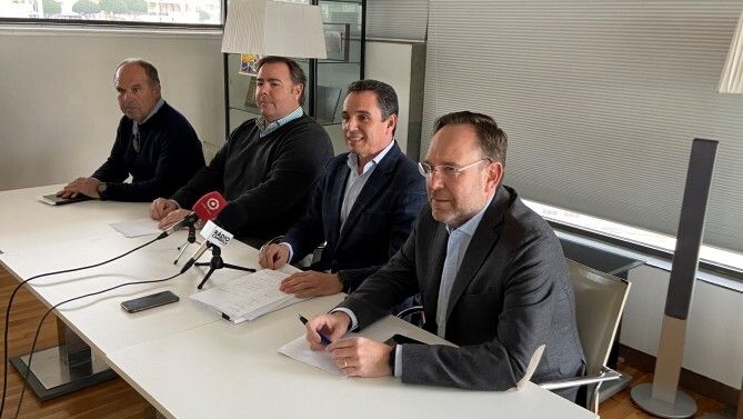 Foto CN Cambrils: El presidente Ramon Vallverd&uacute; y algunos de sus directivos en rueda de prensa.