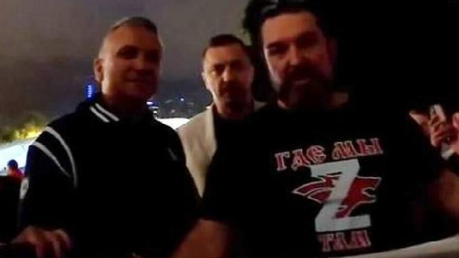 El padre Djokovic (ziquierda) pos&oacute; con aficionados rusos tras el partido de su hijo ante Rublev TWITTER