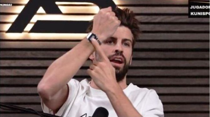 Piqu&eacute; muestra el reloj recibido por la firma Casio / Foto KING'S LEAGUE