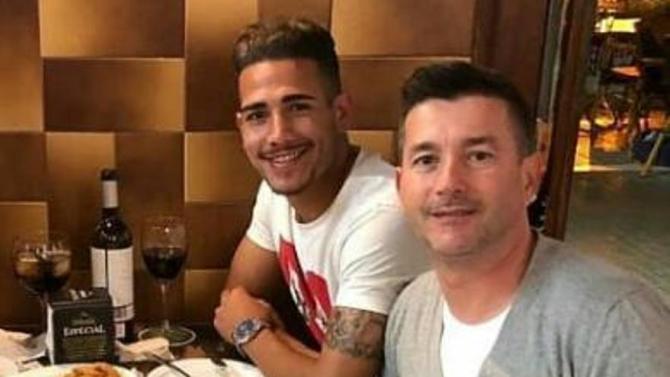 Yeremi Valer&oacute;n, junto al agente Carmelo Vicente Parra. LA PROVINCIA / DLP