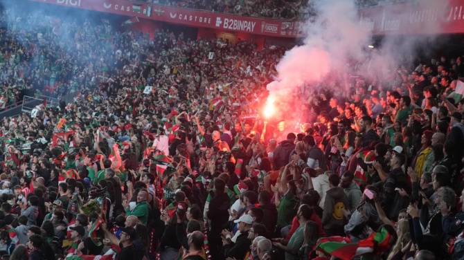 Multa a la Federación vasca por las bengalas en San Mamés en el partido Euskadi - Palestina