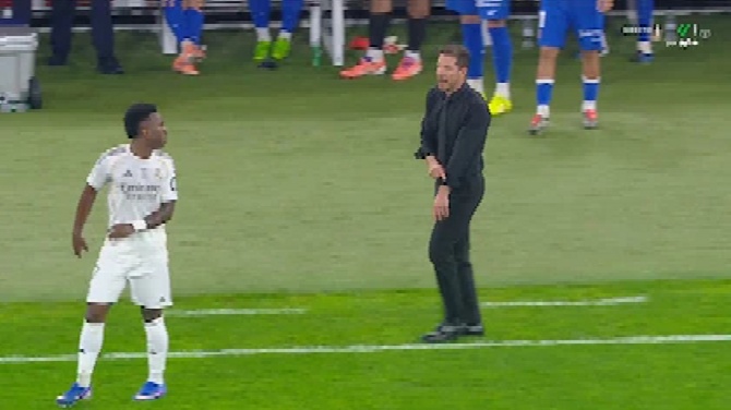 Vinícius provocó antes a Simeone, tras una mano de Rudiger: “Sí, sí, os van a pitar penalti”
