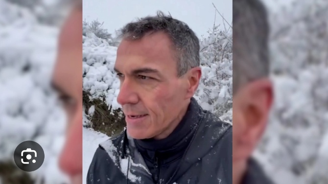 Pedro Sánchez sorprende con su habilidad como ciclista bajo la nieve de Castilla y León