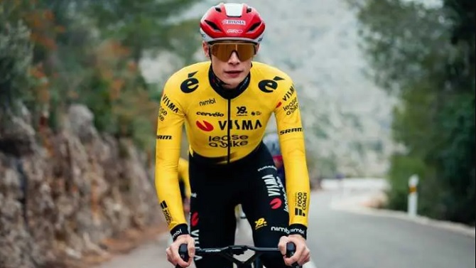 Vingegaard sufre caída entrenando tras ser obstaculizado por un aficionado