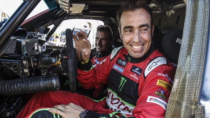 Nani Roma recorta a Al-Attiyah y recupera la segunda plaza en coches en el Rally Dakar