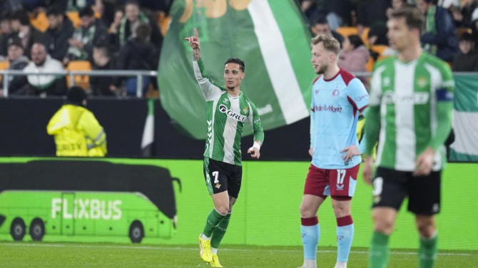 El Betis asegura el billete directo para octavos de la Europa League y el Celta jugará la repesca