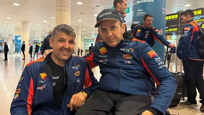 Isidre Esteve y Txema Villalobos regresan a España tras el accidente sufrido en el Dakar