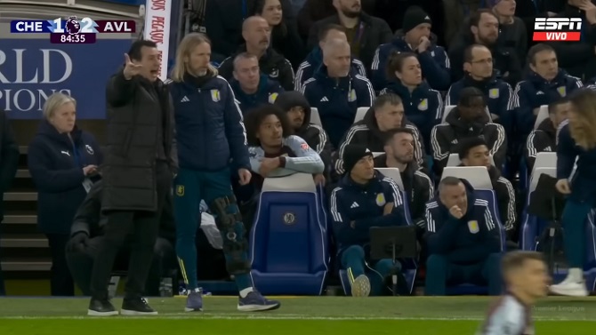 Acusan al Chelsea de lanzar una botella al banquillo del Aston Villa