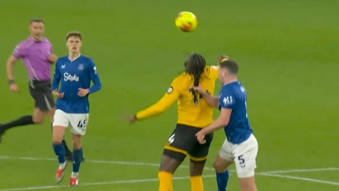 Apelación mantiene los 3 partidos de sanción a un jugador del Everton por tirar del pelo al rival