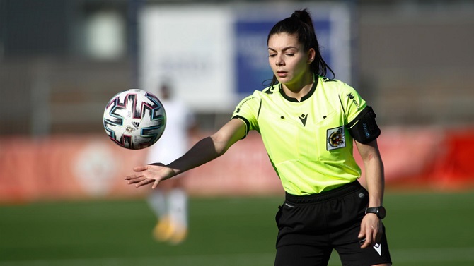 Eugenia Gil Soriano, árbitra para la final de la Supercopa entre el FC Barcelona y el Real Madrid