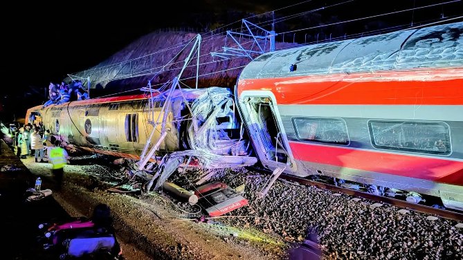 Más de 20 muertos y decenas de heridos al descarrillar dos trenes de alta velocidad en Córdoba