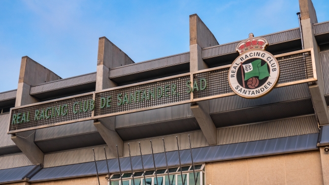 El Racing-Barcelona sufre un retraso por la tardanza en la apertura de puertas