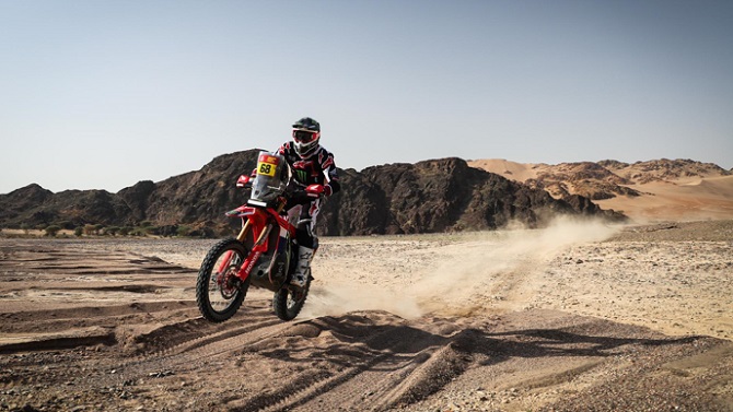 El español Tosha Schareina gana en motos la tercera etapa del Rally Dakar