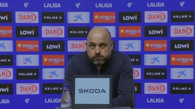 Manolo González, molesto por el arbitraje: 