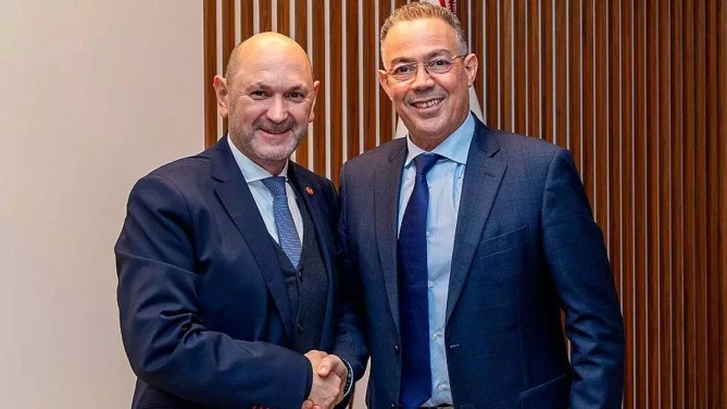El presidente de la RFEF, Rafael Louz&aacute;n, junto a su hom&oacute;logo marroqu&iacute;, Faouzi Lekjaa / RFEF