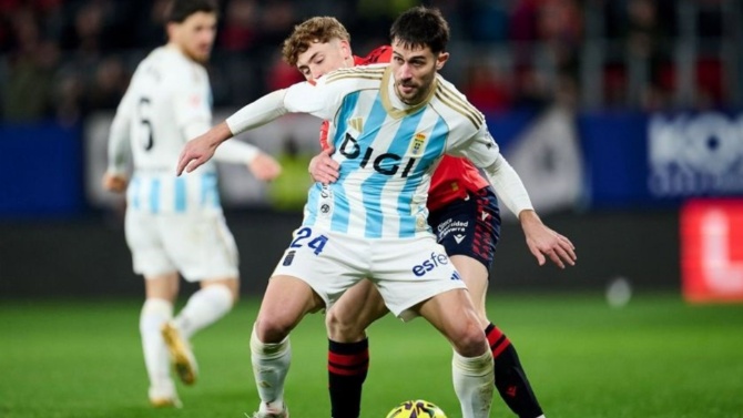 El Oviedo reclamó un penalti por una mano que descartaron pese al aviso del VAR