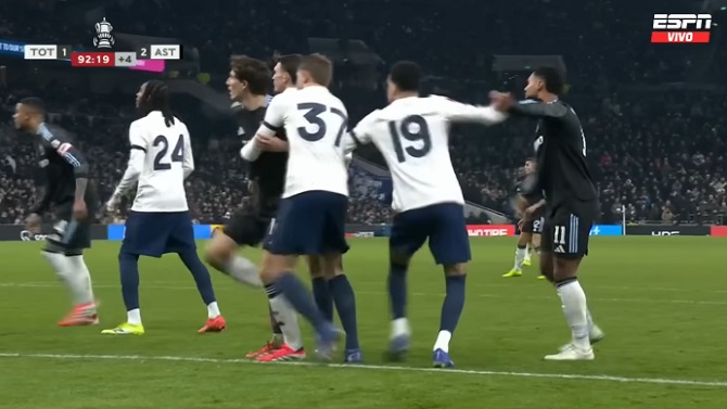 Multa de 150 000 euros a Tottenham y Aston Villa por la tangana en la FA Cup