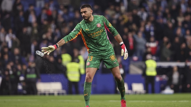 Disciplina multa al Espanyol y le apercibe de cierre de estadio por el botellazo a Gazzaniga