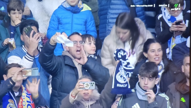 Pitos de la afición madridista a los jugadores y petición de dimisión de Florentino Pérez