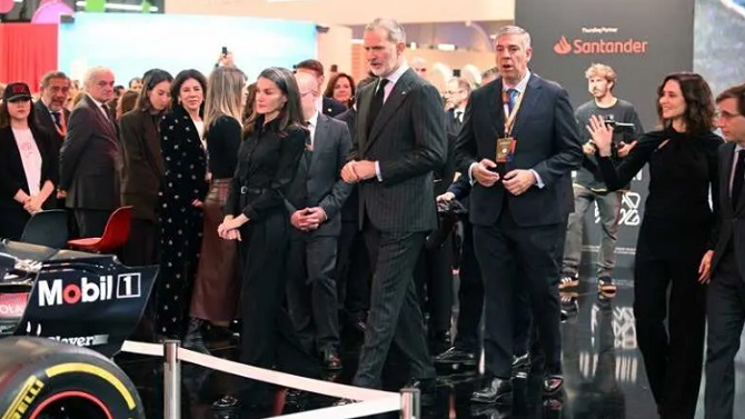 Los Reyes visitan el 'stand' en Fitur de 'Madring', el Gran Premio de España de F-1