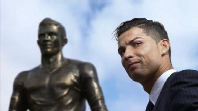 Prende fuego a la estatua de Cristiano en su museo, lo celebra con un baile y lo sube a RRSS