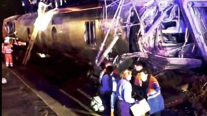 Más de 20 muertos y decenas de heridos al descarrillar dos trenes de alta velocidad en Córdoba