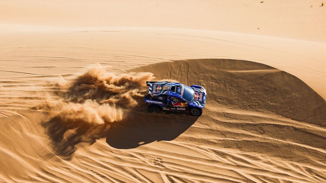 Nani Roma se pone líder en coches, por delante de Sainz, y Schareina gana en motos