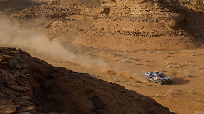 Nani Roma pierde la etapa 5 por una penalización y Schareina cede el liderato en motos