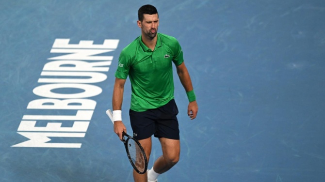 Novak Djokovic pasa sin jugar a cuartos de Australia por la retirada de Jakub Mensik