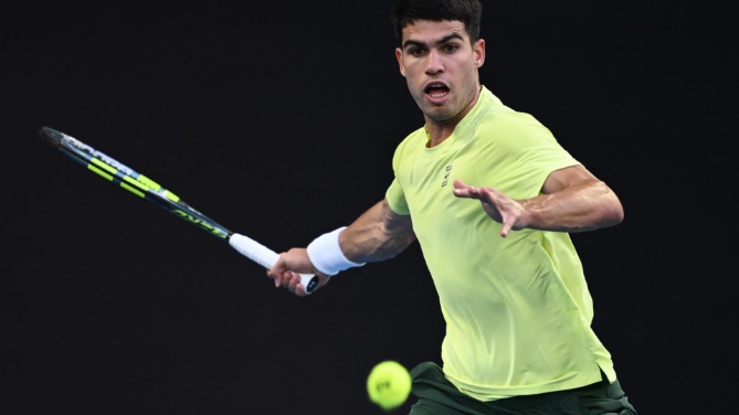 Carlos Alcaraz cumple frente a Walton y avanza a la segunda ronda de Australia