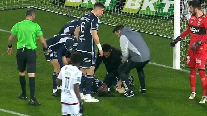 Alberth Elis es atendido tras el percance / Twitter AmazonPrime