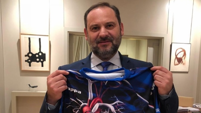 El exministro de Transportes, José Luis Ábalos, posa con la camiseta del Zamora, propiedad del empresario Víctor de Aldama / ZAMORA CF El exministro de Transportes, José Luis Ábalos, posa con la camiseta del Zamora, propiedad del empresario Víctor de Aldama / ZAMORA CF