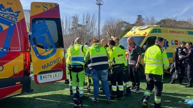 Sanitarios de Samur revierten una parada cardiaca de un joven que arbitraba un partido en Moratalaz |EMERGENCIAS MADRID Sanitarios de Samur revierten una parada cardiaca de un joven que arbitraba un partido en Moratalaz |EMERGENCIAS MADRID