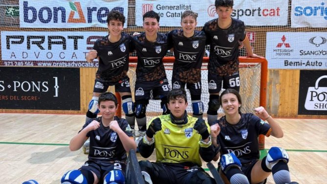 Bruna Odina, a la derecha, junto a sus compa&ntilde;eros del infantil con los que juega en la Liga mixta. - LLISTA BLAVA