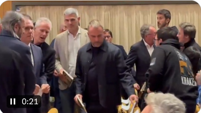 Flick asiste a la presentación del libro de Laporta en pleno proceso electoral