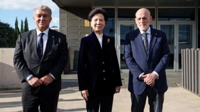 Laporta y Tebas reciben al gobierno chino para conocer el modelo formativo de La Masia