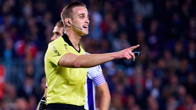 Javier Alberola, árbitro del Valencia-Real Madrid; Mateo Busquets, en el Atletico-Betis