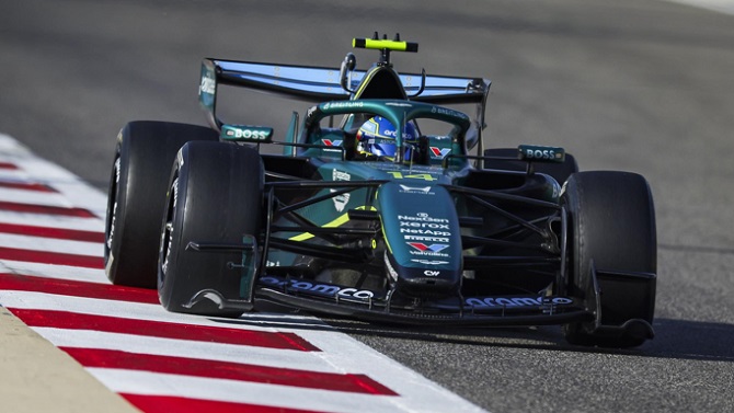 El Aston Martin de Fernando Alonso se detuvo este jueves por