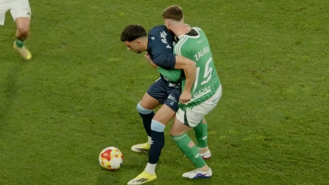 Álex Zalaya, del Racing de Ferrol, se expone hasta 12 partidos por morder a Álvaro Marín