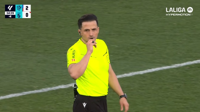 El Ceuta estudia denunciar el abrazo del técnico del Huesca y el árbitro al final del partido