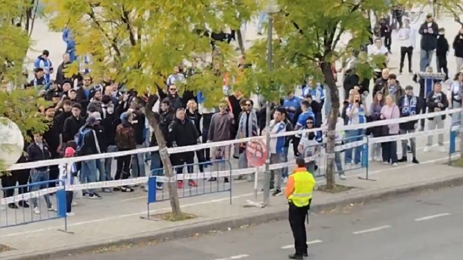 Unos 200 aficionados piden la dimisión de Parodi por el caso Abde en el Rico Pérez