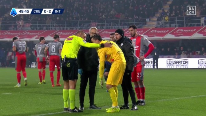 Audero, portero del Cremonese, afectado por un petardo lanzado por la afición del Inter