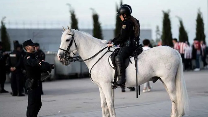 Una policía a caballo, herida con quemaduras por una bengala en la previa del Atlético-Barça