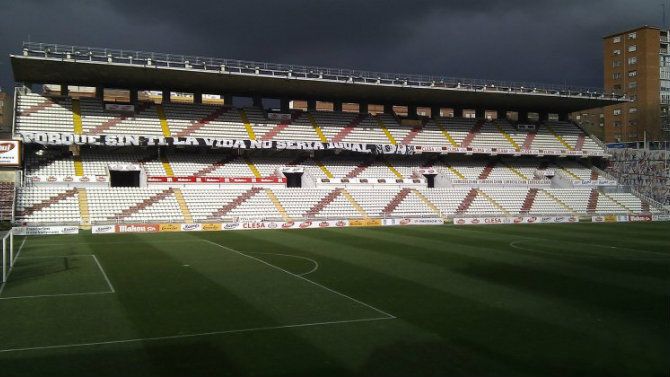 LaLiga aplaza el partido del Rayo frente al Oviedo por el mal estado del césped de Vallecas