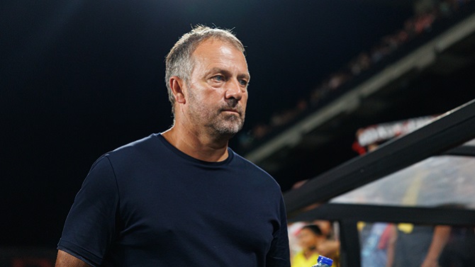 Flick asiste a la presentación del libro de Laporta en pleno proceso electoral