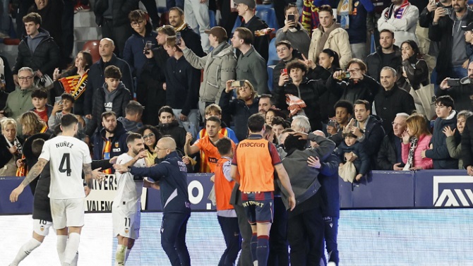 El Levante investigará el botellazo que recibió el valencianista Eray Cömert al retirarse