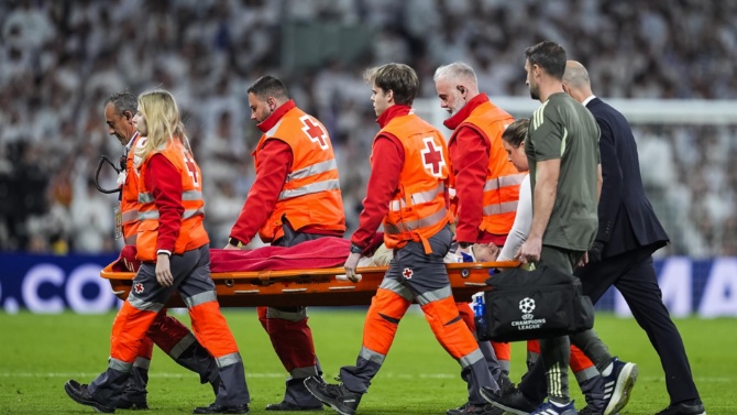 A Raúl Asencio le diagnostican ahora una contractura cervical tras el golpe ante el Benfica