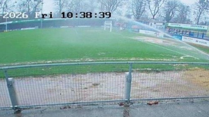 Un equipo es investigado por inundar su campo a propósito para suspender un partido