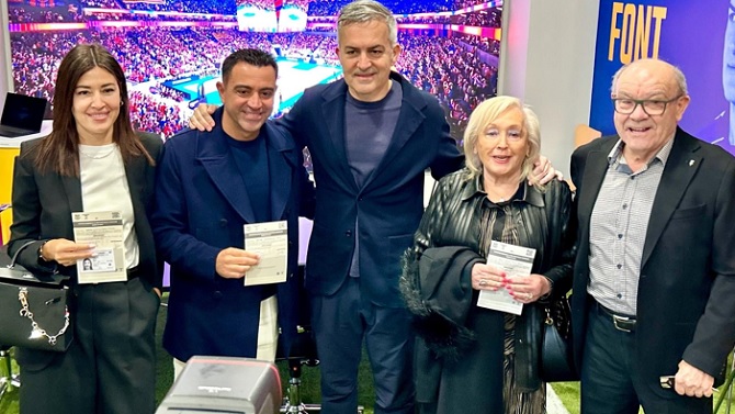 Xavi Hernández da su firma a 'Nosaltres', la candidatura de Víctor Font al Barcelona